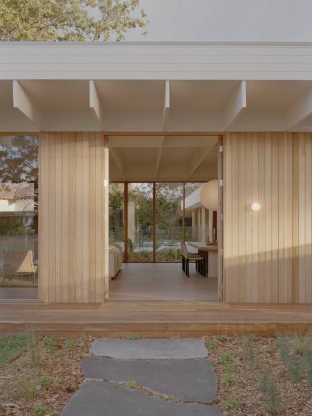 Мягкий минимализм, залитый естественным светом: дом со стеклянными стенами в Мельбурне Мягкий минимализм, залитый естественным светом: дом со стеклянными стенами в Мельбурне