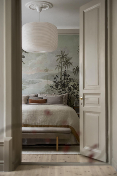 Нейтральная гостиная и атмосферные фотообои в спальной: квартира в Гетеборге (68 кв. м)