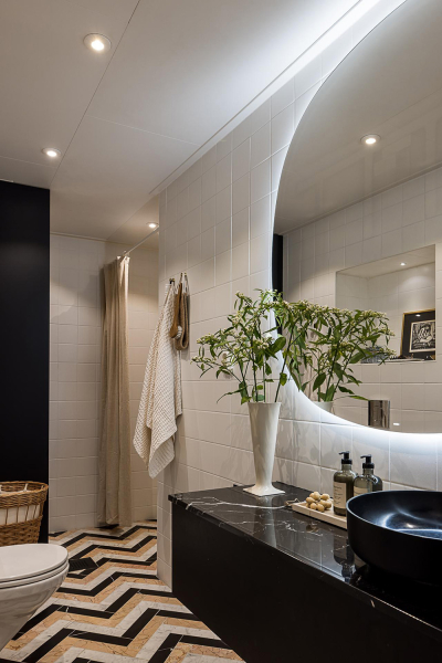 Нейтральная гостиная и атмосферные фотообои в спальной: квартира в Гетеборге (68 кв. м)