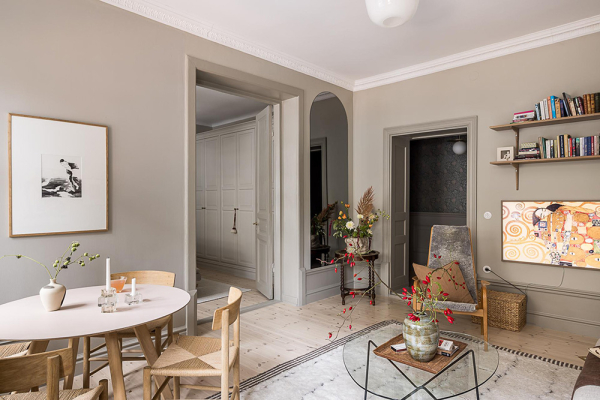 Нейтральная гостиная и атмосферные фотообои в спальной: квартира в Гетеборге (68 кв. м)