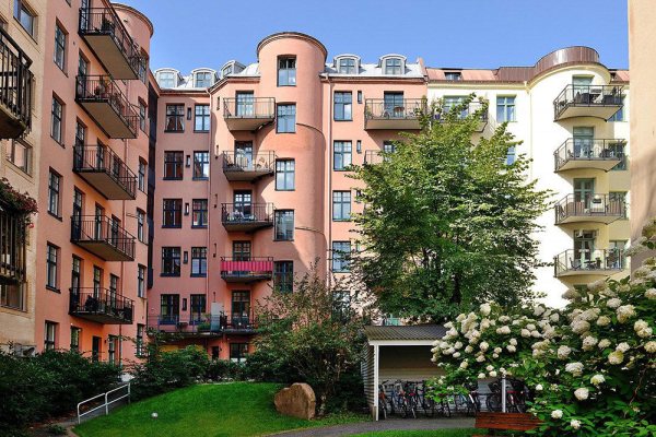 Нейтральная гостиная и атмосферные фотообои в спальной: квартира в Гетеборге (68 кв. м)