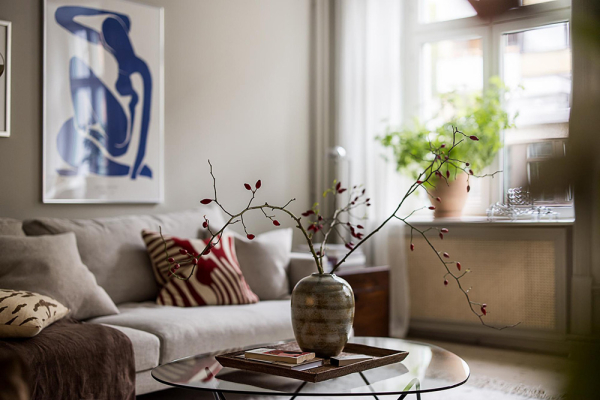 Нейтральная гостиная и атмосферные фотообои в спальной: квартира в Гетеборге (68 кв. м)