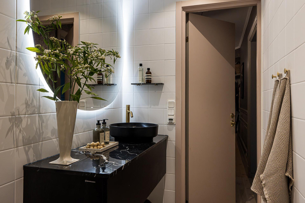 Нейтральная гостиная и атмосферные фотообои в спальной: квартира в Гетеборге (68 кв. м)