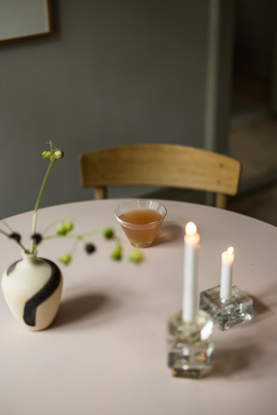 Нейтральная гостиная и атмосферные фотообои в спальной: квартира в Гетеборге (68 кв. м)