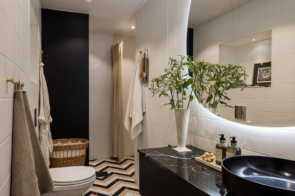 Нейтральная гостиная и атмосферные фотообои в спальной: квартира в Гетеборге (68 кв. м)