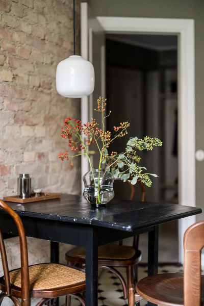 Нейтральная гостиная и атмосферные фотообои в спальной: квартира в Гетеборге (68 кв. м)