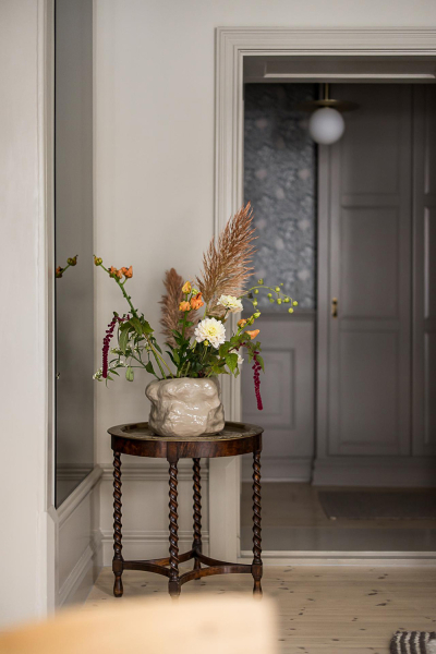 Нейтральная гостиная и атмосферные фотообои в спальной: квартира в Гетеборге (68 кв. м)