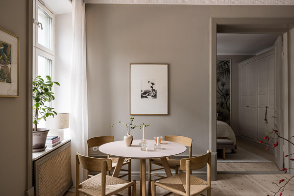 Нейтральная гостиная и атмосферные фотообои в спальной: квартира в Гетеборге (68 кв. м)