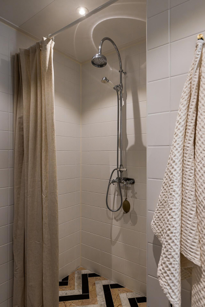 Нейтральная гостиная и атмосферные фотообои в спальной: квартира в Гетеборге (68 кв. м)