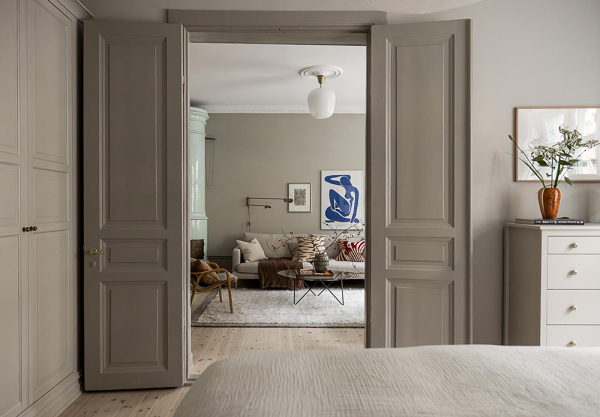 Нейтральная гостиная и атмосферные фотообои в спальной: квартира в Гетеборге (68 кв. м)