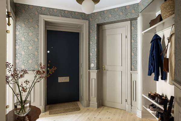 Нейтральная гостиная и атмосферные фотообои в спальной: квартира в Гетеборге (68 кв. м)