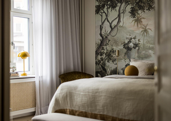 Нейтральная гостиная и атмосферные фотообои в спальной: квартира в Гетеборге (68 кв. м)