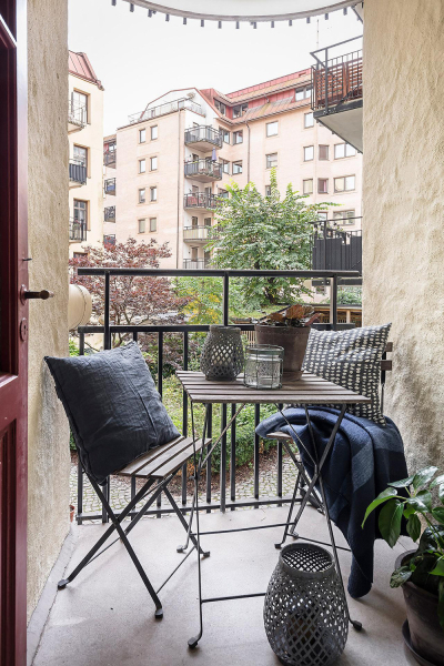 Нейтральная гостиная и атмосферные фотообои в спальной: квартира в Гетеборге (68 кв. м)