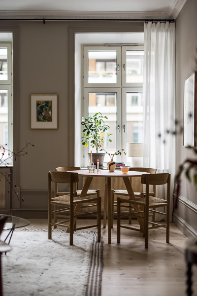 Нейтральная гостиная и атмосферные фотообои в спальной: квартира в Гетеборге (68 кв. м)