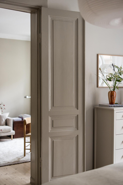 Нейтральная гостиная и атмосферные фотообои в спальной: квартира в Гетеборге (68 кв. м)