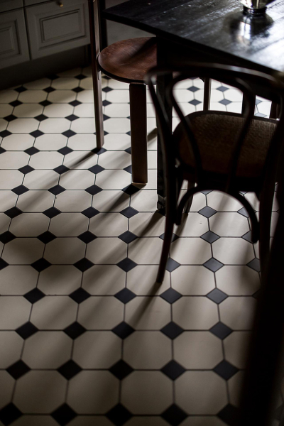 Нейтральная гостиная и атмосферные фотообои в спальной: квартира в Гетеборге (68 кв. м)