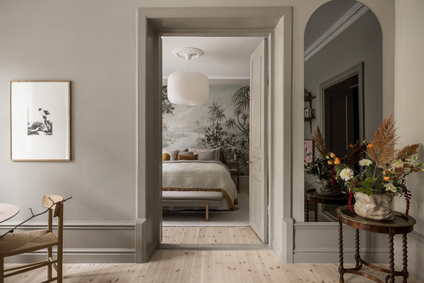 Нейтральная гостиная и атмосферные фотообои в спальной: квартира в Гетеборге (68 кв. м)