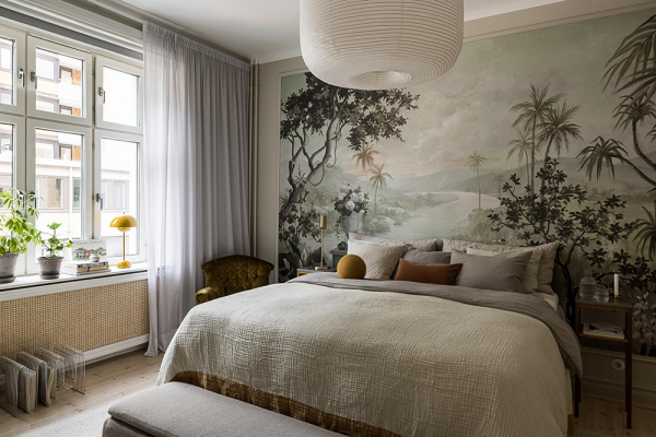 Нейтральная гостиная и атмосферные фотообои в спальной: квартира в Гетеборге (68 кв. м)