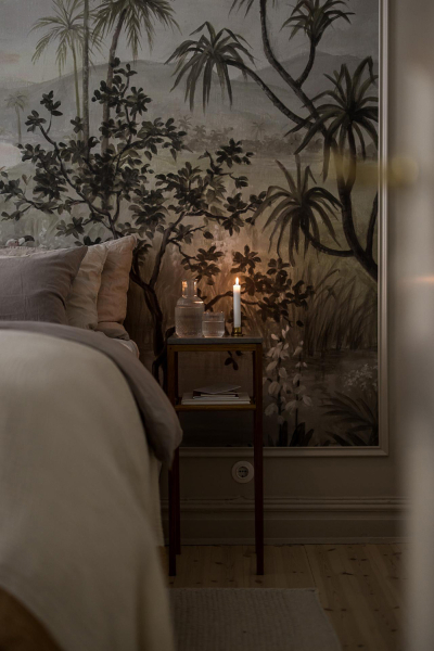 Нейтральная гостиная и атмосферные фотообои в спальной: квартира в Гетеборге (68 кв. м)