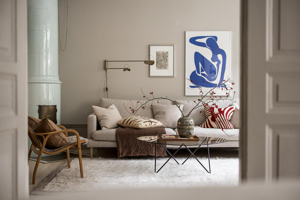 Нейтральная гостиная и атмосферные фотообои в спальной: квартира в Гетеборге (68 кв. м)