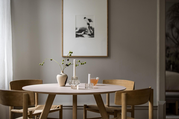 Нейтральная гостиная и атмосферные фотообои в спальной: квартира в Гетеборге (68 кв. м)