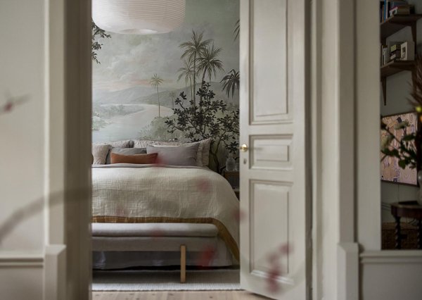 Нейтральная гостиная и атмосферные фотообои в спальной: квартира в Гетеборге (68 кв. м)