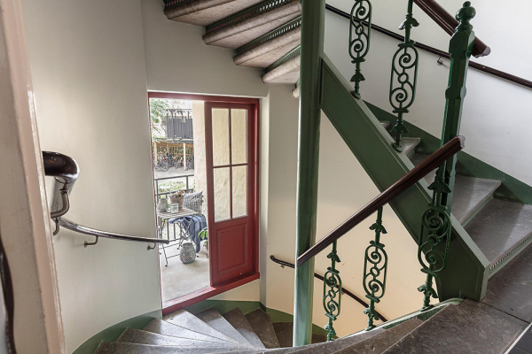 Нейтральная гостиная и атмосферные фотообои в спальной: квартира в Гетеборге (68 кв. м)