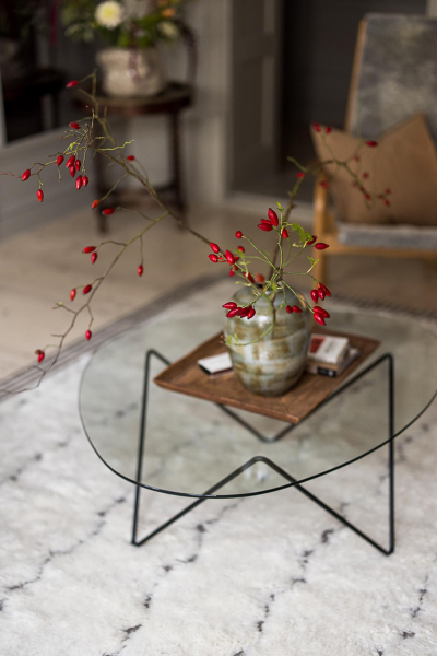 Нейтральная гостиная и атмосферные фотообои в спальной: квартира в Гетеборге (68 кв. м)