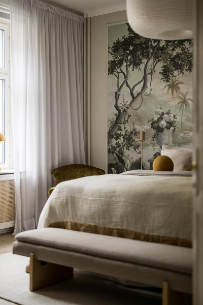 Нейтральная гостиная и атмосферные фотообои в спальной: квартира в Гетеборге (68 кв. м)