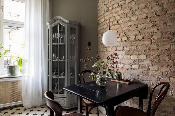 Нейтральная гостиная и атмосферные фотообои в спальной: квартира в Гетеборге (68 кв. м)