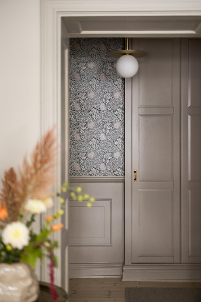 Нейтральная гостиная и атмосферные фотообои в спальной: квартира в Гетеборге (68 кв. м)