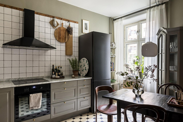 Нейтральная гостиная и атмосферные фотообои в спальной: квартира в Гетеборге (68 кв. м)