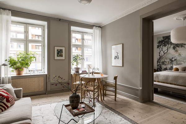 Нейтральная гостиная и атмосферные фотообои в спальной: квартира в Гетеборге (68 кв. м)