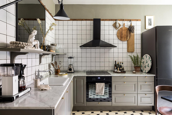 Нейтральная гостиная и атмосферные фотообои в спальной: квартира в Гетеборге (68 кв. м)