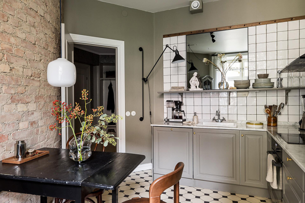 Нейтральная гостиная и атмосферные фотообои в спальной: квартира в Гетеборге (68 кв. м)