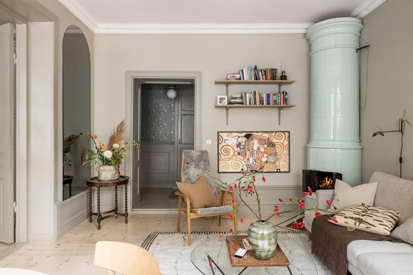 Нейтральная гостиная и атмосферные фотообои в спальной: квартира в Гетеборге (68 кв. м)