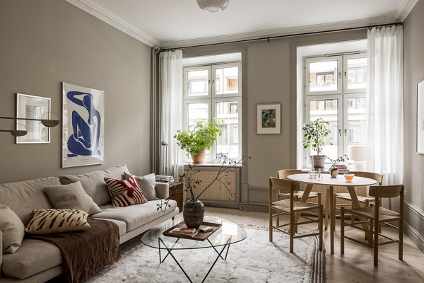 Нейтральная гостиная и атмосферные фотообои в спальной: квартира в Гетеборге (68 кв. м)