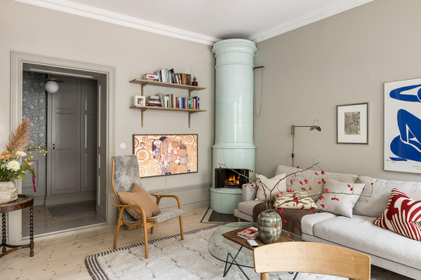 Нейтральная гостиная и атмосферные фотообои в спальной: квартира в Гетеборге (68 кв. м)