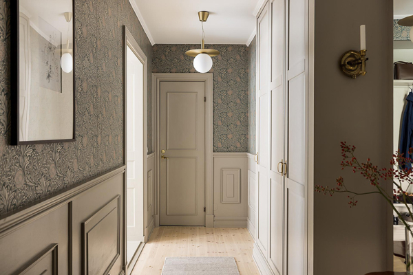 Нейтральная гостиная и атмосферные фотообои в спальной: квартира в Гетеборге (68 кв. м)