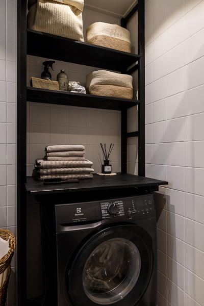 Нейтральная гостиная и атмосферные фотообои в спальной: квартира в Гетеборге (68 кв. м)