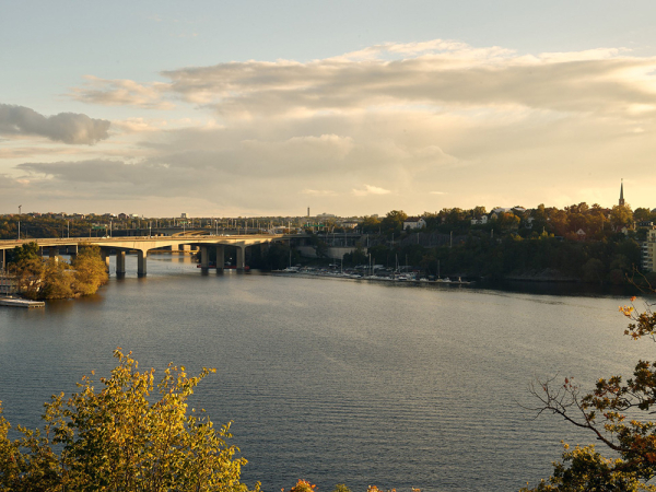 Необычная двухэтажная квартира в Стокгольме с видовой террасой