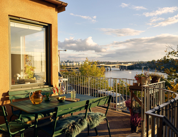 Необычная двухэтажная квартира в Стокгольме с видовой террасой