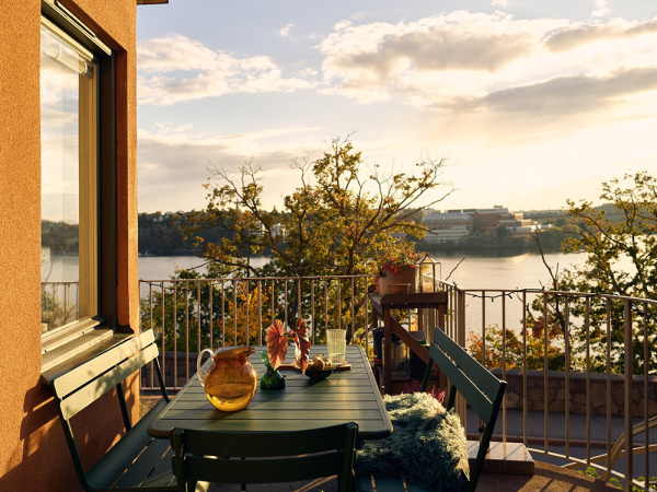 Необычная двухэтажная квартира в Стокгольме с видовой террасой