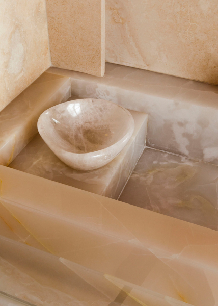 Органические формы и искусство на каждом шагу: апартаменты дизайнера в Париже Органические формы и искусство на каждом шагу: апартаменты дизайнера в Париже