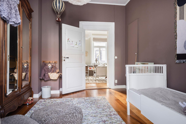 Открытая гостиная с галереей постеров и тёмные спальни: квартира в Швеции (71 кв. м)