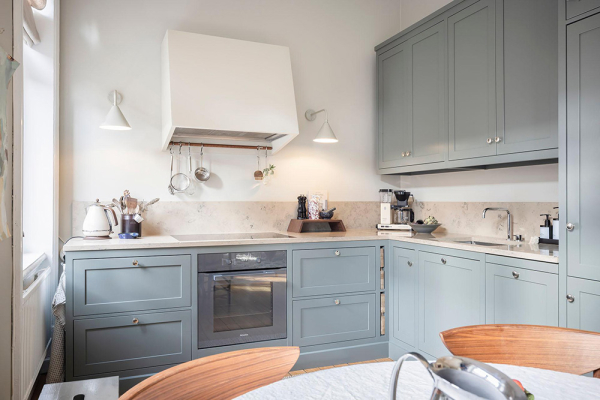 Открытая гостиная с галереей постеров и тёмные спальни: квартира в Швеции (71 кв. м)