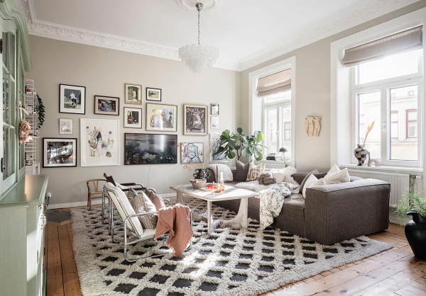 Открытая гостиная с галереей постеров и тёмные спальни: квартира в Швеции (71 кв. м)