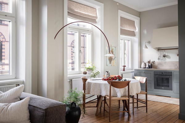 Открытая гостиная с галереей постеров и тёмные спальни: квартира в Швеции (71 кв. м)