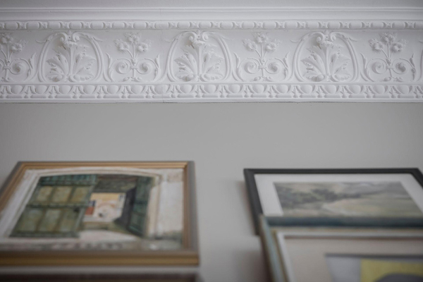 Открытая гостиная с галереей постеров и тёмные спальни: квартира в Швеции (71 кв. м)