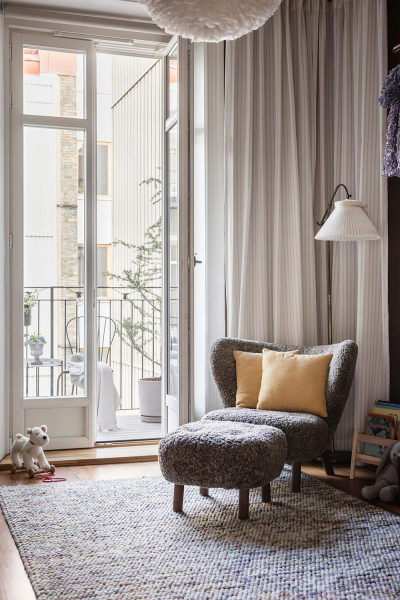 Открытая гостиная с галереей постеров и тёмные спальни: квартира в Швеции (71 кв. м)